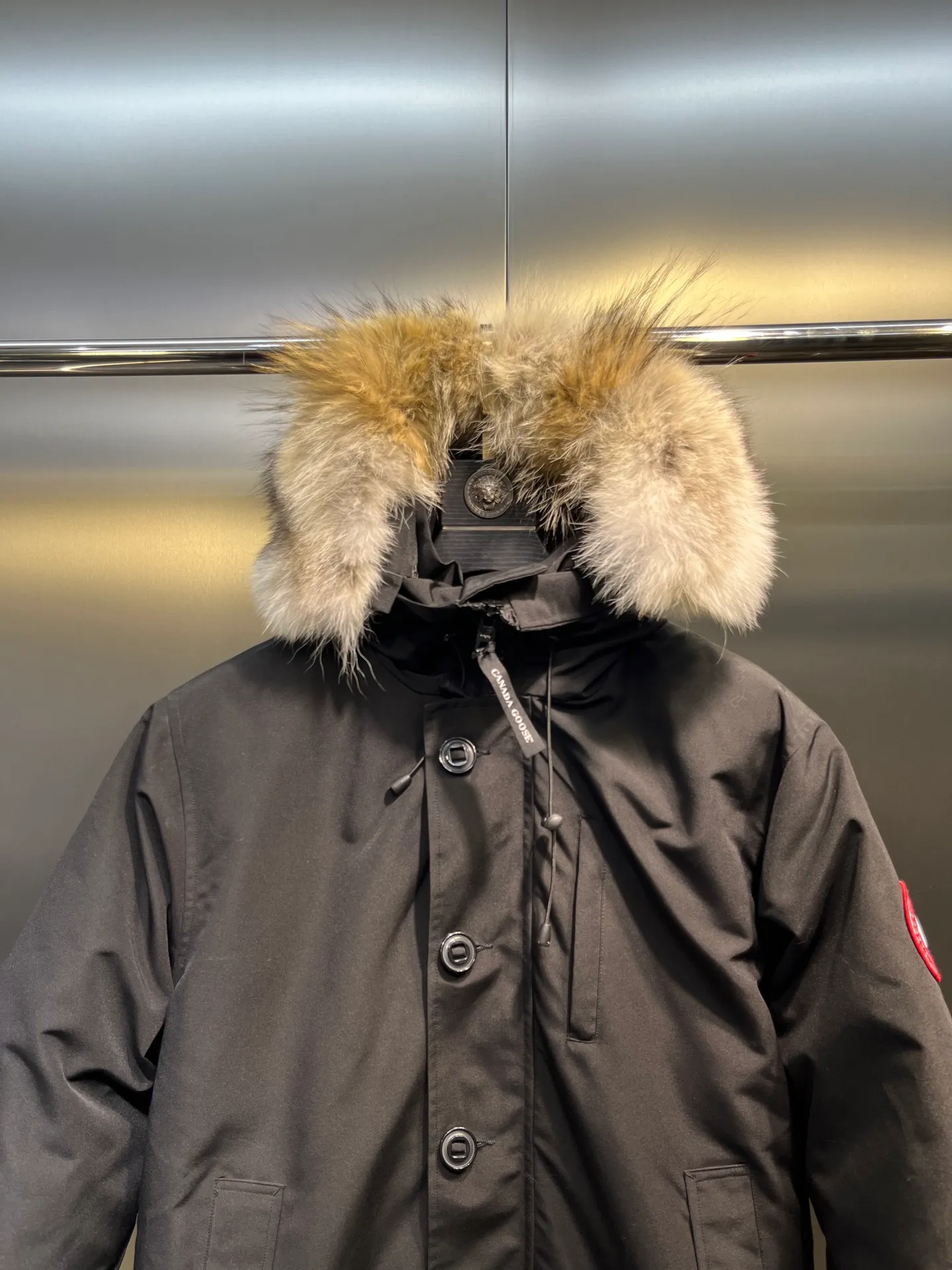 P860 Canada Goose model 06, the same model as the famous star, men's and women's models, with cold-proof flannel on the collar, which is close to the head and neck, comfortable and warm! The fabric is made of high-density nano-level waterproof fabric, which is windproof and wear-resistant and has a certain thickness! Seamless threaded cuffs! Avoid hard knots! It doesn’t matter how low the temperature is this winter, one piece is enough. I’ll give you the wind and temperature! Contains pure duck down, sufficient quantity, unique fashion design + waterproof craft fabric + big brand YKK double zipper pullers, real photos, upright style quality, regardless of the external standard and the internal content, you can feel free to compare it with the softer, easier to wrinkle and lighter version on the market!  size：s-xxl